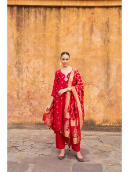 Karaj Jaipur - Pure Red Banarasi Chanderi Embroidered Kurta with Pant and Dupatta (Set of 3)