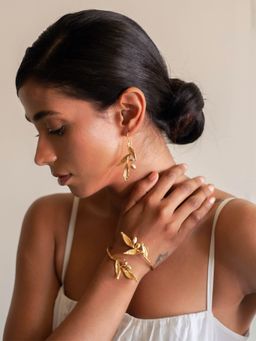 Dhwani Bansal - Classic & Minimal Haya Bracelet In Gold Plated Texture Brass & Gold Dip Baroque Pearls