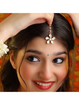 Ruby Raang Studio - Safed Phool Kundan Five-Petal Maang Tikka
