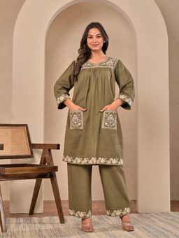 Zolo Label - Women Green Embroidered Thread Work Kurta with Pant