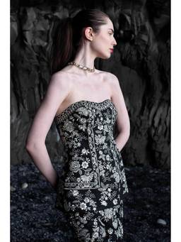 dash and dot - Black Embroidered Sleeveless Top