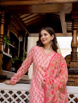 Vaamsi - Women Pink Rayon Blend Floral Printed Straight Kurta Pants with Dupatta (Set of 3)