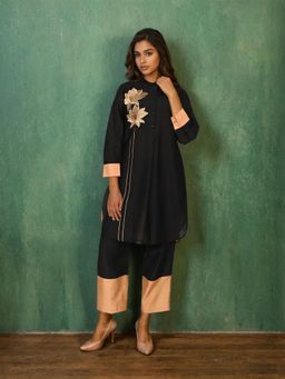 Dora Dori - Black Chanderi Colourblocked Kurta with Pant