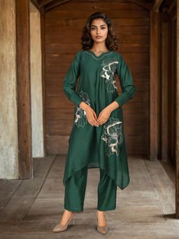 Dora Dori - Green Chanderi Floral Embroidered Kurta with Pant