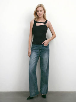 Outzidr - Black Sleeveless Buckle Detail Top