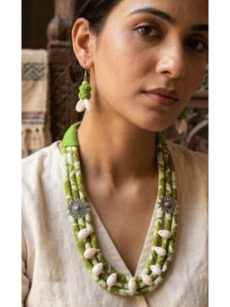 Designbox - White Tassel Traditional Jewellery Set