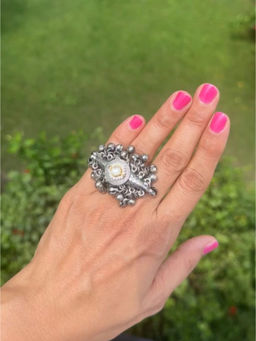 Designbox - White Pearl Traditional Ring
