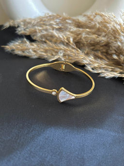 Nekhi - Love Triangle Kada