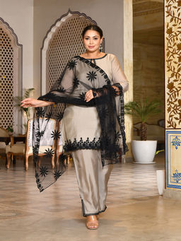 Desi Noor - Plus Size Mul Chanderi Grey Kurti And Pant With Dupatta