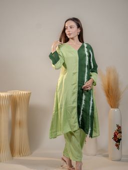 Meeshara - Women Parrot Green Cotton Tie & Dye Print A-Line Kurta With Pant
