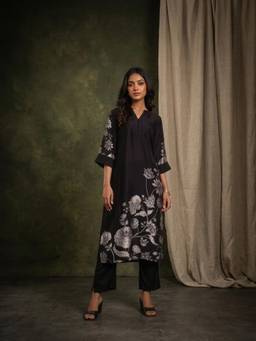 Gahan - Women Black Floral Printed Kurta with Pant