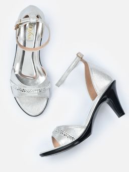 VALIOSAA - Silver Embellished Heels