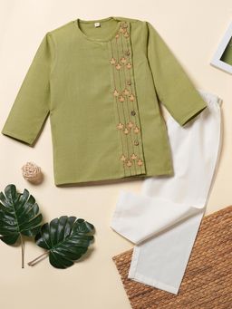 Desi Soota - Green Embroidered Kurta and Pyjama