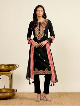 Aarke Ritu Kumar - Black Embroidered Round Neck Kurta Pant With Dupatta