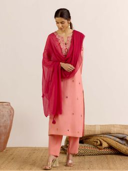 Aarke Ritu Kumar - Coral Embroidered Round Neck Kurta Pant With Dupatta