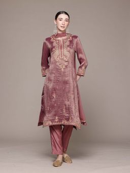 Aarke Ritu Kumar - Purple Embroidered Round Neck Kurta Pant With Dupatta