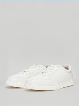 Styli - Men White Minimal Paneled Lace-Up Sneakers