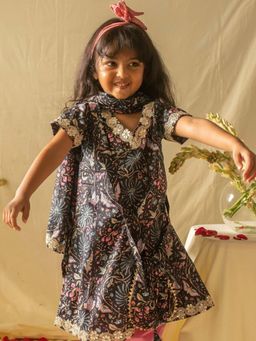 House of Ekam - Black Floral Kurta, Pyjama with Dupatta & Potli (Set of 4)