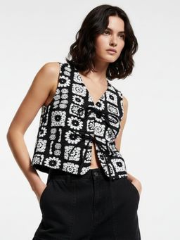 Outzidr - Black Sleeveless Front Tie-Up Printed Top