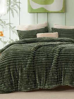 the White Moss - Linea Fur Double Bed Size Winter Bedsheet With 2 Pillow Covers Multi-Color (Queen)