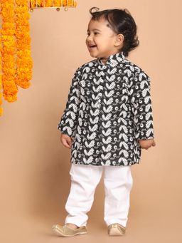 Vastramay - Infant Boys Black and White Pure Cotton Kurta with Pyjama