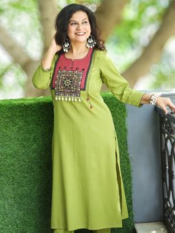 DESI SANDOOK - Green Solid/Plain Round Neck Kurta