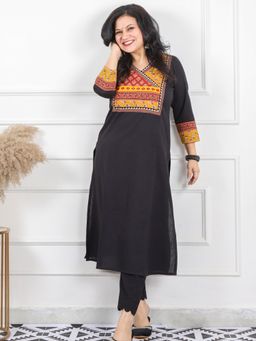 DESI SANDOOK - Black Solid/Plain V-Neck Kurta