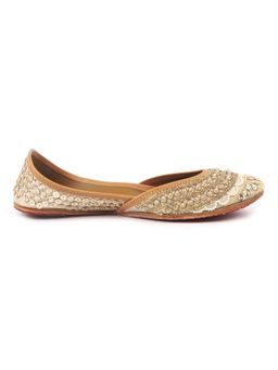 Shilpsutra - Women White Gilt Juttis