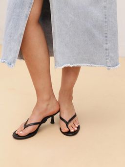 Pair ie Tales - Women V-Strap Kitten Heels-Black