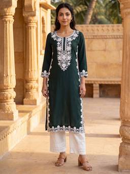 Vaamsi - Green Viscose Rayon Floral Embroidered Regular Kurta