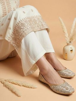 VYSTIQ - Women Ethnic Juttis With Soft Insole - Gold