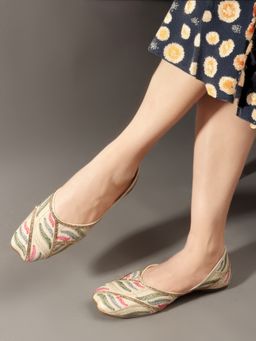 VYSTIQ - Women Elegant Embroidered Ethnic Juttis - Cream