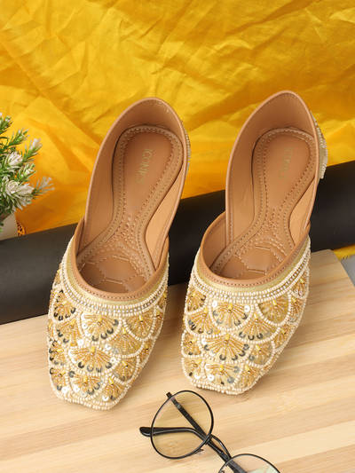 Yellow Women Embellished Juttis