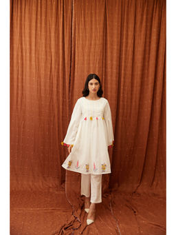 MAAND - Women White Pure Cotton Boat Neck Kurta with Pant