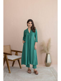MAAND - Women Green Viscose Rayon V-Neck Kurta with Pant