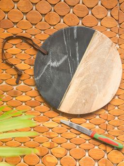 ExclusiveLane - Ocean Black Brass-Inlayed Round Chopping Board Fused With Mango Wood and Marble