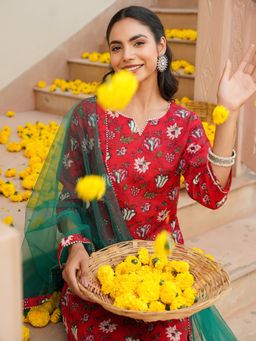 Vaamsi - Women Cotton Blend Floral Kurta Trousers with Dupatta (Set of 3)