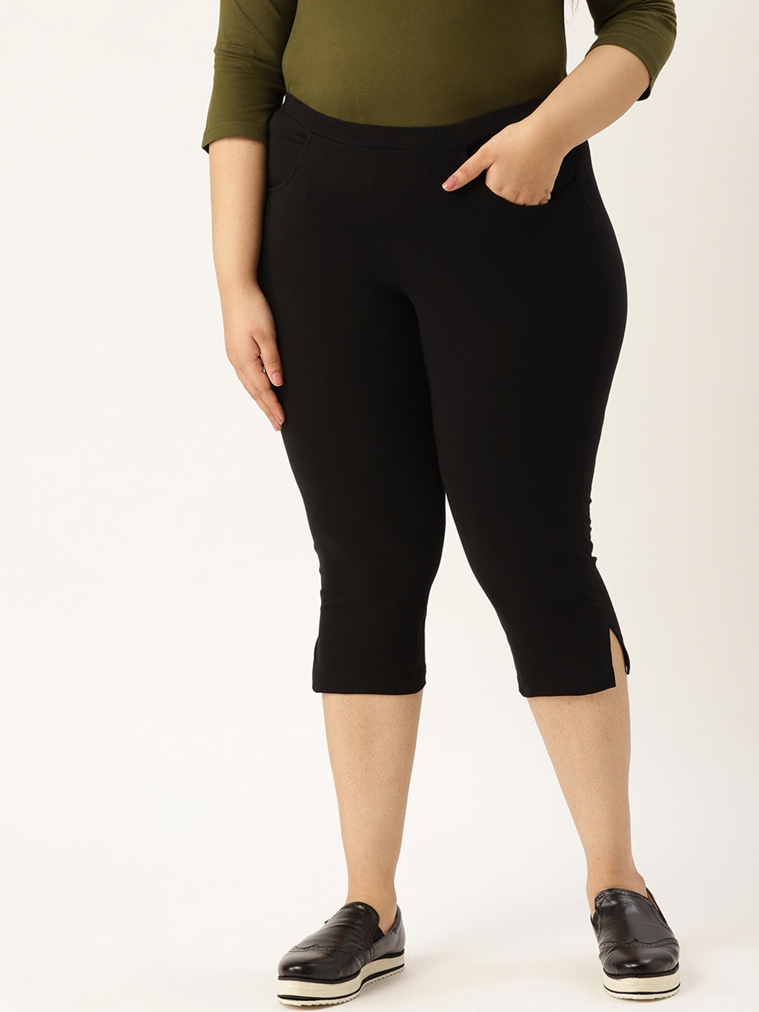 Womens Black Solid Regular Fit Capris 