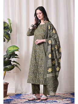 Meera Fab - Green Paisley Regular Cotton Kurta with Pant and Dupatta