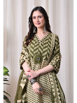 Meera Fab - Green Printed Regular Cotton Kurta with Pant and Dupatta