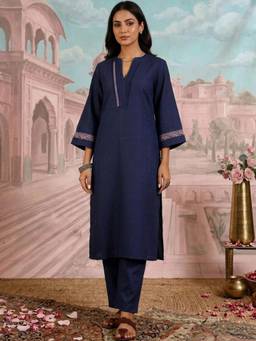 Gahan - Women Blue Thread Embroidered Kurta Paired with Pant