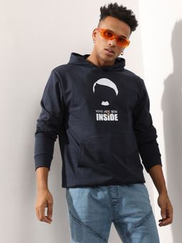 Campus Sutra - Men'S Navy Blue Who Are You Inside Hoodie With Kangaroo Pocket