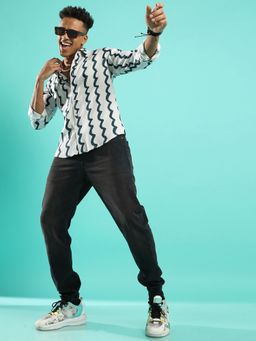 Campus Sutra - Men'S White & Navy Blue Contrast Paint Lines Shirt