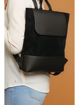 Strutt - Unisex Black Companion Travelling Backpack (M)