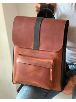 Strutt - Unisex Brown Travelling Backpack (M)