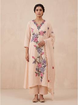 SAANTHA - Cream Chanderi Silk Embroidery Kurta With Pant And Dupatta