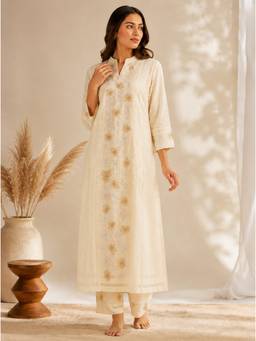 SAANTHA - Ivory Chanderi Kurta With Pant