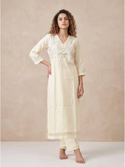 SAANTHA - White Chanderi Embroidery Kurta With Pant