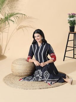 SHOWOFF - Women Geometric A-Line Black Kurta with Trouser (Set of 2)