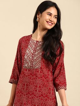 SHOWOFF - Women's Leheriya Maroon Straight Kurta with Pant (Set of 2)